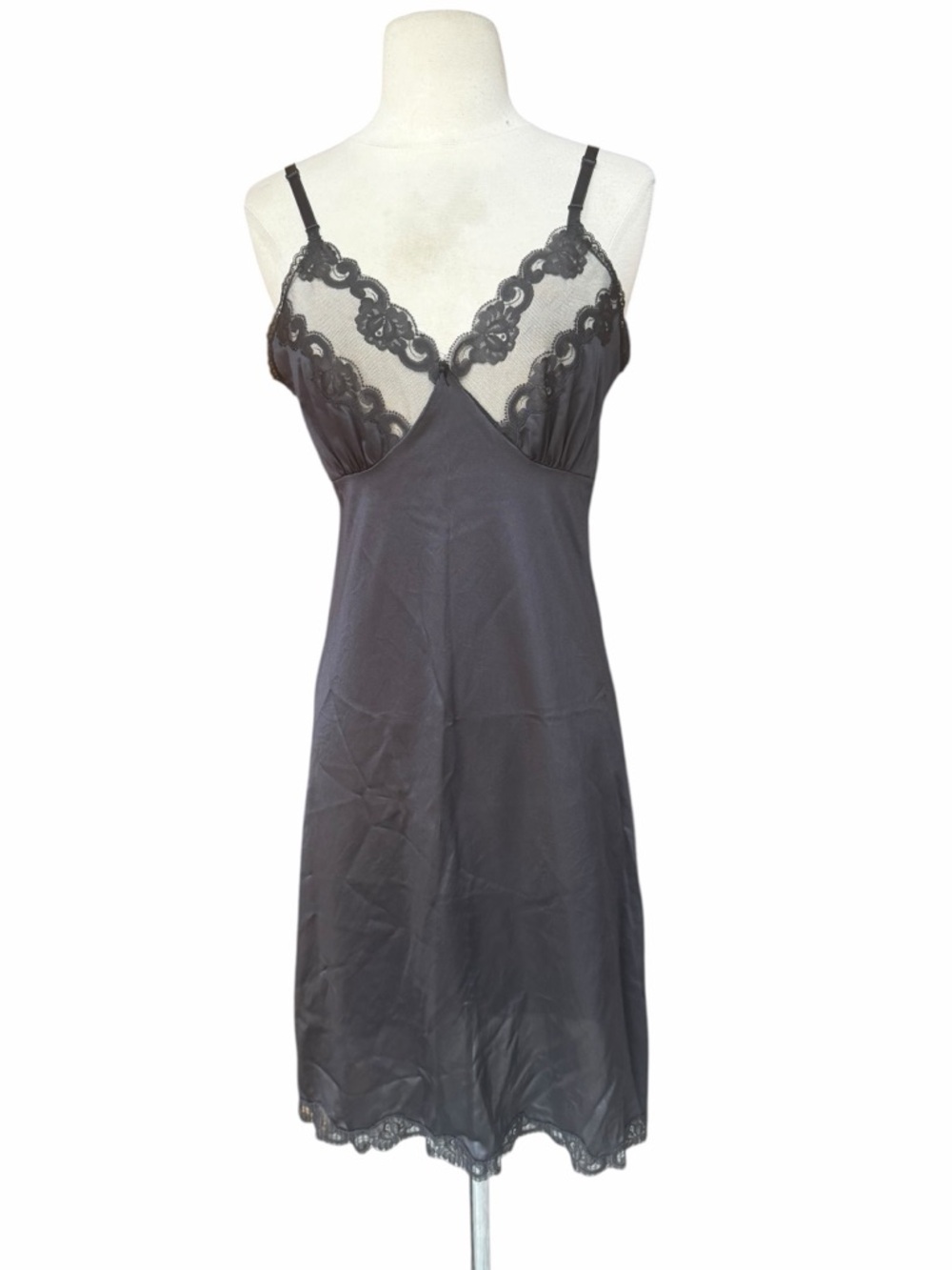 1980s/90s Ashley Taylor 100% Nylon V-Neckline Scalloped Floral Lace Slip - Picture 1 of 6